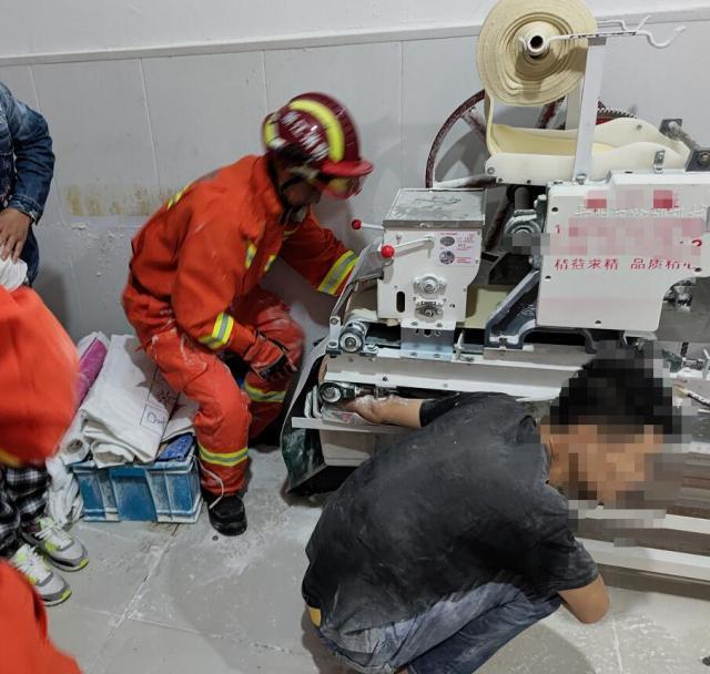 上海市 凌晨，杭州一农贸市场有人突发意外！看着都疼