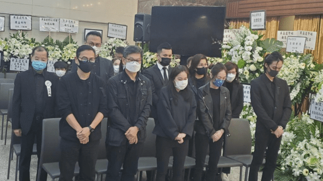 吴孟达|吴孟达子女灵堂合影，42岁双胞胎女儿首露面，遗孀过度悲伤避席