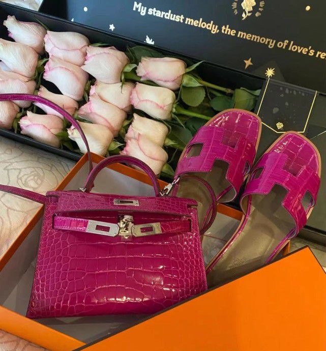 赵丽颖|网红与韩庚卢靖姗合影横在两口子中间，被指比卢靖姗更像韩庚老婆