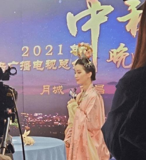 时尚风行派|刘诗诗亮相央视中秋晚会！久违扮古装太惊艳，仪态端庄气质真出众