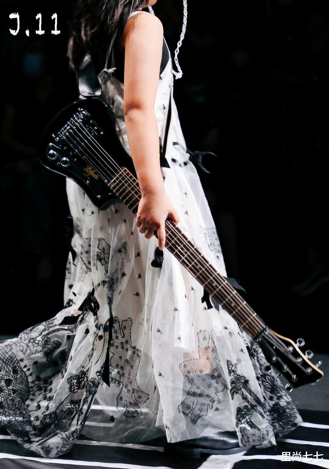 乔杉|乔杉妻子陪女儿走秀，7岁长女化浓妆拎吉他台风超炸，模样太像爸