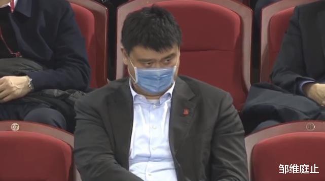 |未战先降！深圳队被批评！郭艾伦张镇麟在替补席大笑，姚明严肃！