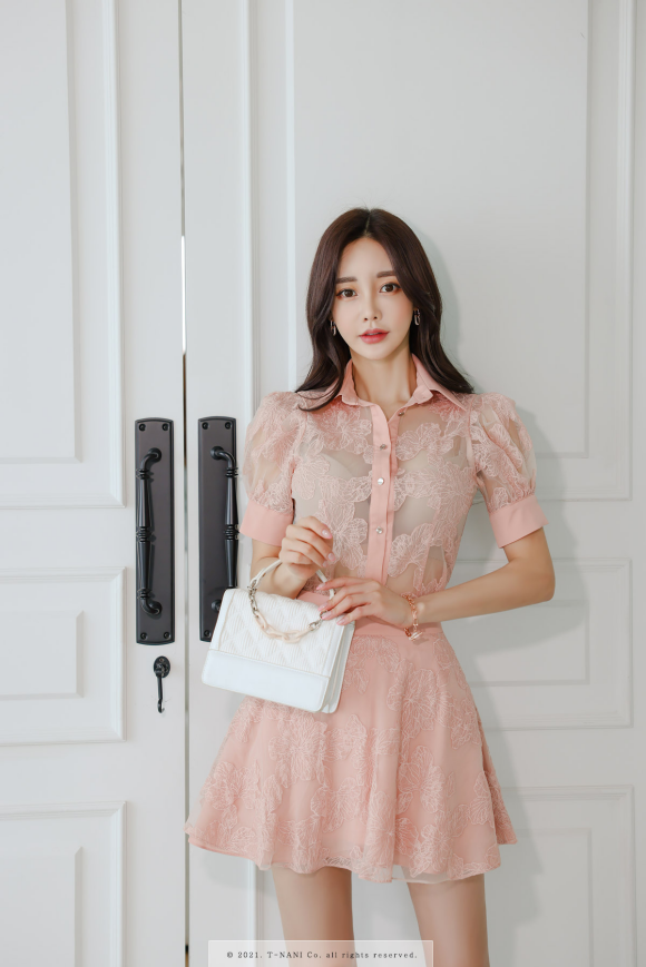 心壹文学|女神孙允珠时尚搭配：弥花香醉粉桃罗裳金丝雕纹裙