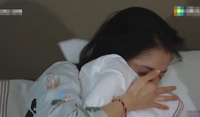 关晓彤|王牌穿帮明显，关晓彤床头“小白瓶”说明一切，只有观众蒙在鼓里