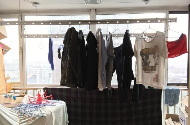 |只有一个阳台，邻居家装折叠晾衣架，一边晾晒一边改书房，真贪心