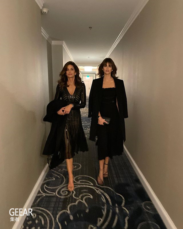 辛迪·克劳馥|凯雅·杰柏重现母亲辛迪·克劳馥27年前打扮登上同一本杂志！