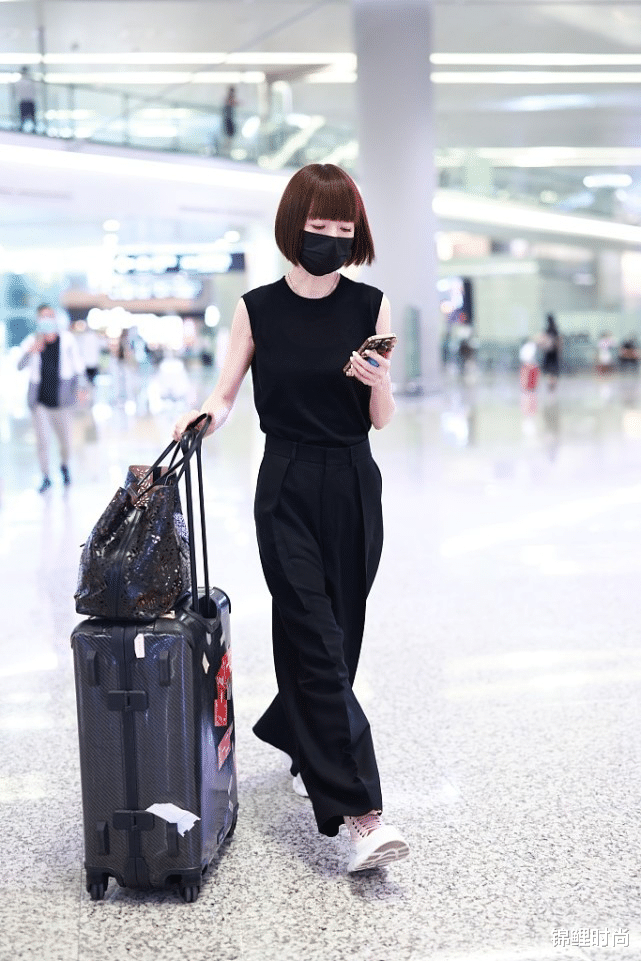 锦鲤时尚|鲁豫太瘦比例不好看，穿背心两条胳膊又细又柴，像是青春期小女孩