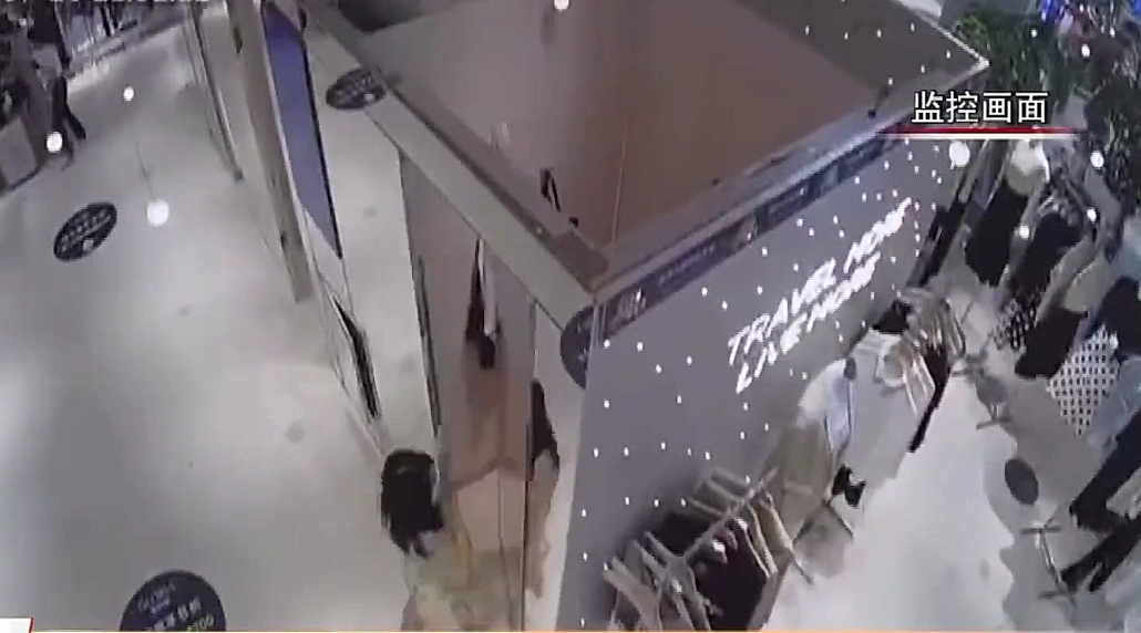 摄像头 又一女试衣间偷拍画面曝光：细思极恐！