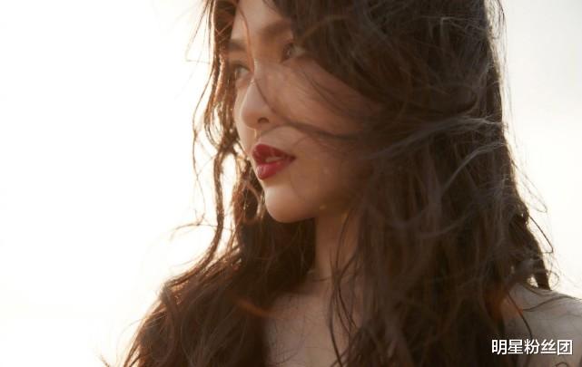 唐嫣|网友偶遇唐嫣接女儿,女儿首度曝光,走路可爱像妈妈