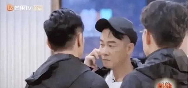 清浅微笑的我|陈小春节目中老爱戴帽子，他拿掉帽子的一瞬间，终于明白了原因