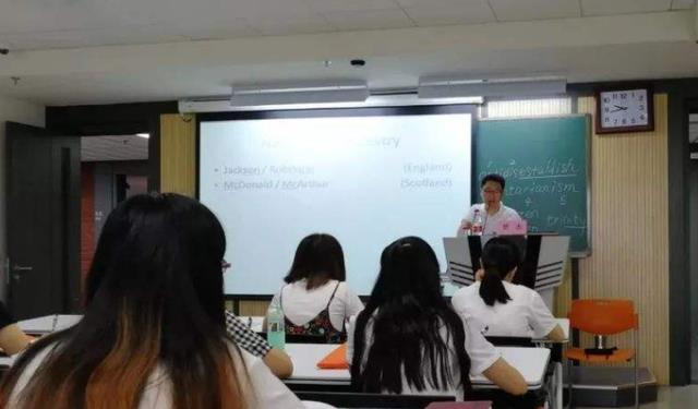 |压力大、收入低，大学老师无意间的聊天，透露了这份职业的苦楚