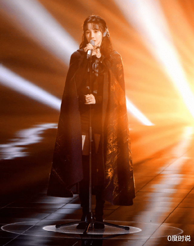 陈小纭|于小彤真看走眼!陈小纭穿“超挤”红裙登台,凹凸身材太抢镜了