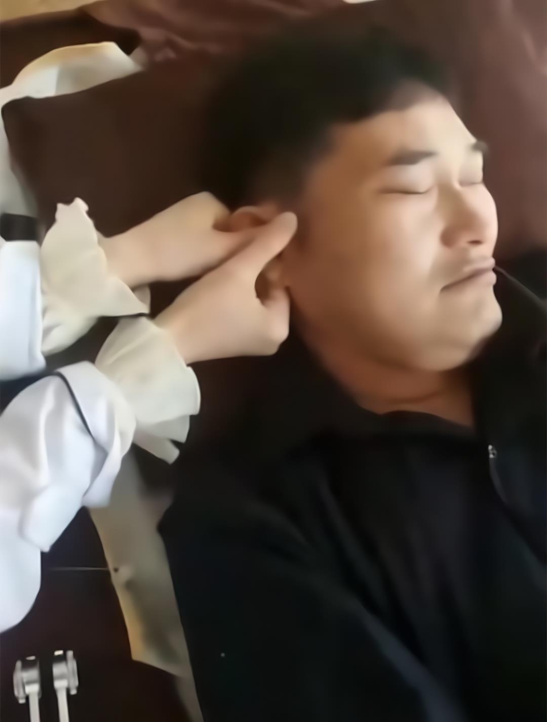 朱之文|大衣哥被“按摩耳朵”视频曝光，评论区引热议：怎么看都不顺眼