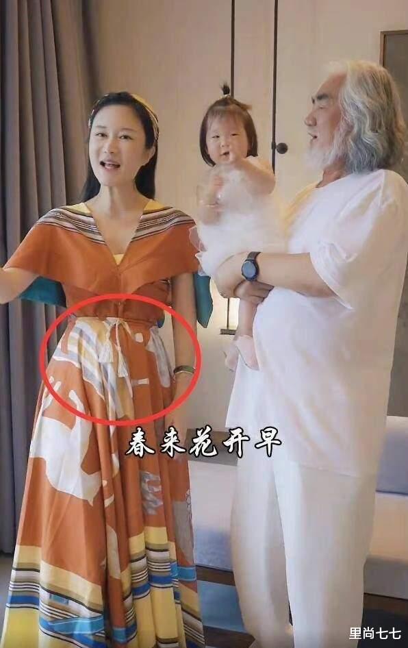 张纪中|张纪中夫妇为儿子庆生，父子同框像爷孙，7岁混血儿子眼神太忧郁