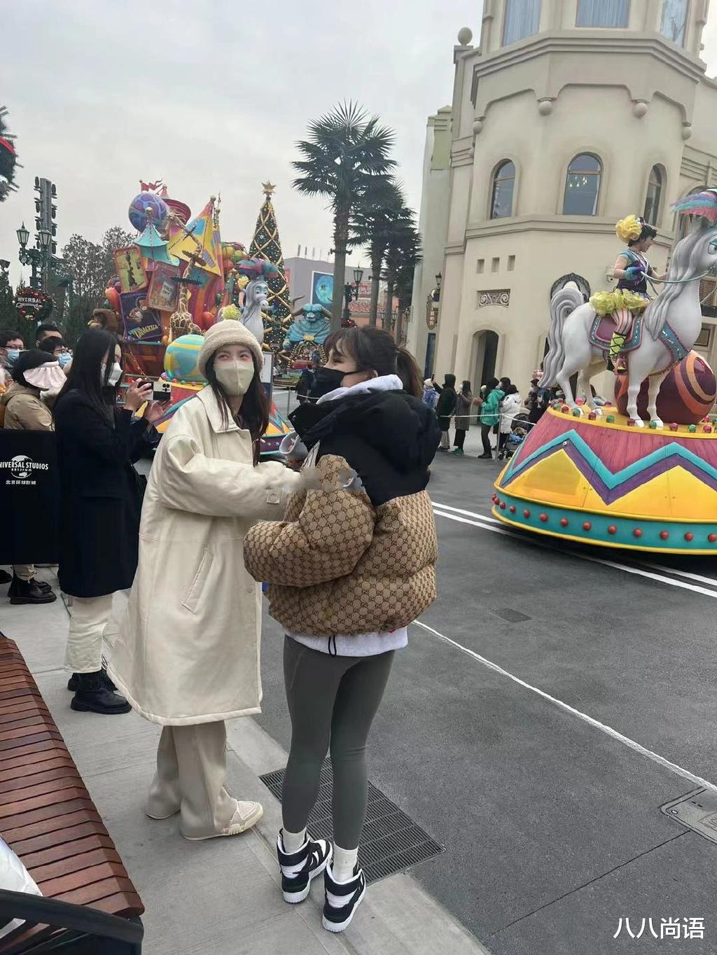 金晨|金晨外出游玩被偶遇，大眼睛双眼皮状态超好，高高瘦瘦非常抢镜