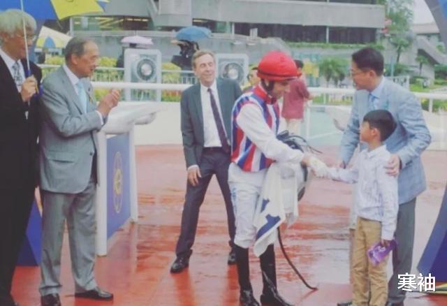 李嘉欣|李嘉欣穿比基尼与9岁儿子共浴，母爱是否应有度？