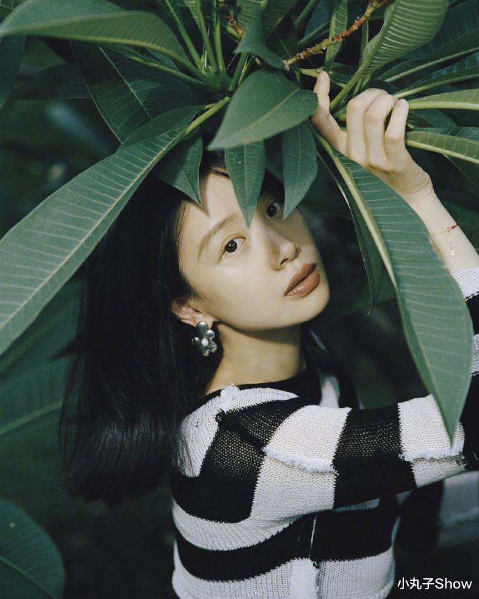 生图|29岁李梦惊艳亮相红毯，鹅黄灯笼袖纱裙有点臃肿，生图颜值太显老