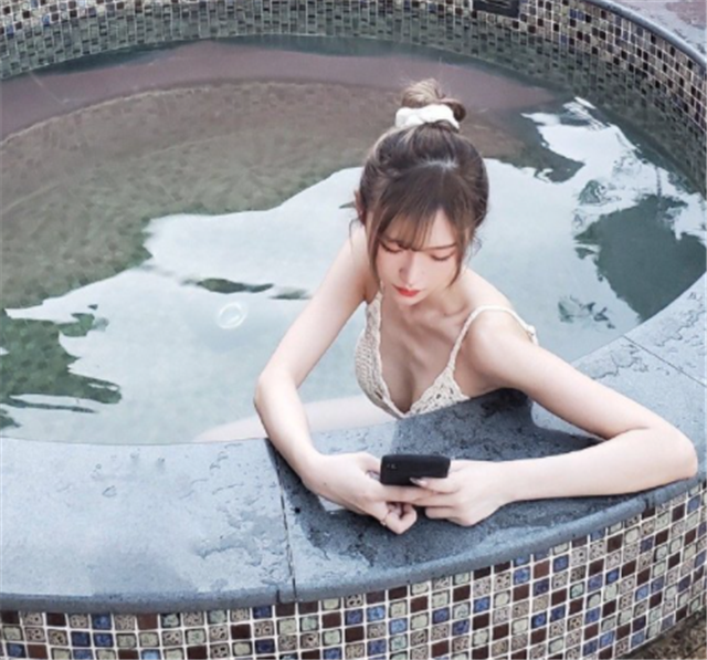 |腐团儿晒出温泉度假照，这才是她的真实模样？比开播时还要美