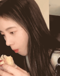 鞠婧祎|男网红称鞠婧祎做了颧骨内推后遗症多,网嘲难怪她吃面包嚼几十次