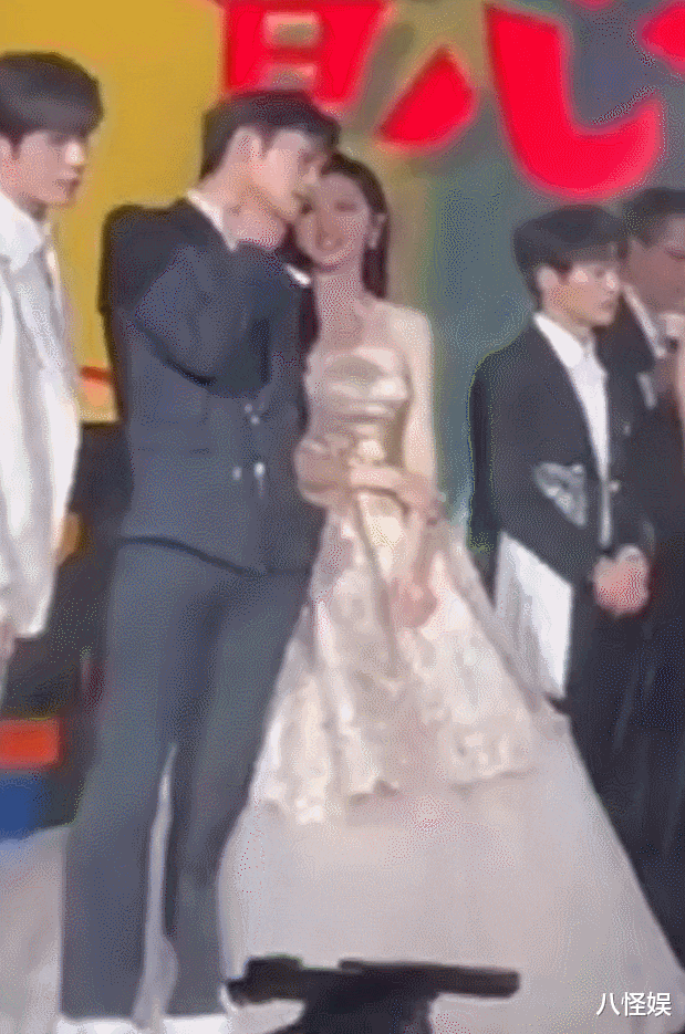 张彬彬|景甜张彬彬芭莎慈善夜牵手上台，还说悄悄话，《司藤》售后糖太甜