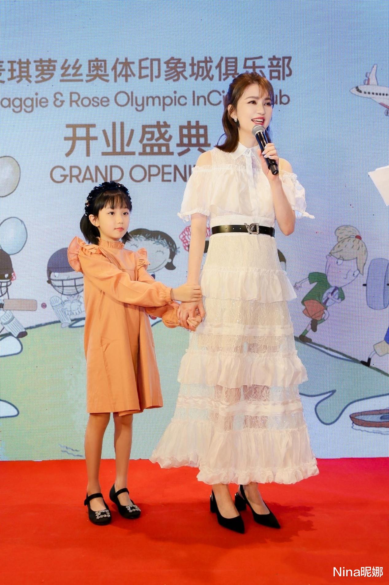 生肖 洪欣罕见带女儿合体捞金，穿网纱裙同女儿似姐妹，和她还有同款刘海