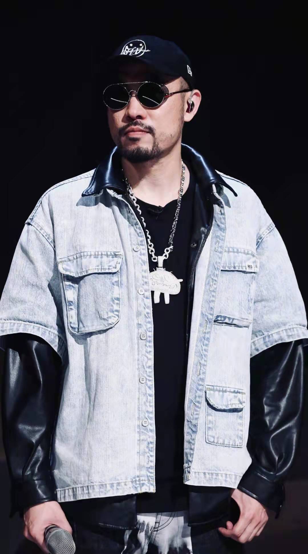 彭昱畅|歌手“热狗”晒照片引发争议，脖子上挂4条项链，随意吸烟不避讳