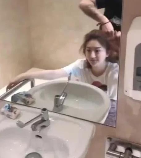 金樱妈妈|景甜蹲厕所做头发,忘了自己穿的是短裙,被网友疯狂截图留证据