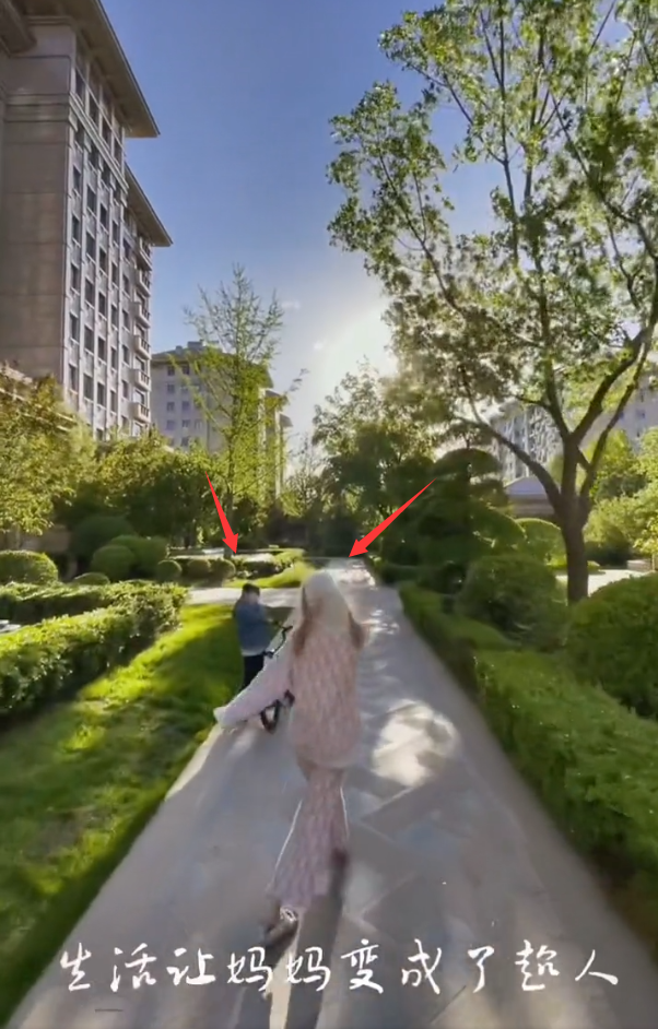 白毛女|王宝强9岁女儿罕露面，瘦许多身高直追妈妈，和马蓉玩耍互动有爱