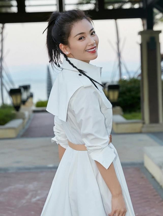 可馨育娃|刘涛是个不容忽视的女人,穿一身白都这么有气场,“小鸟腿”好美