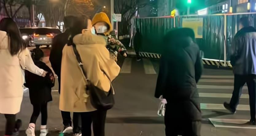 许敏|许敏到河南看孩子，看到许妈姚爸一家团圆，老杜称心里像刀扎一样