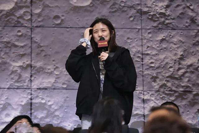 章子怡|汪峰携大女儿助阵章子怡新片，一家三口现场挥手互动温馨有爱