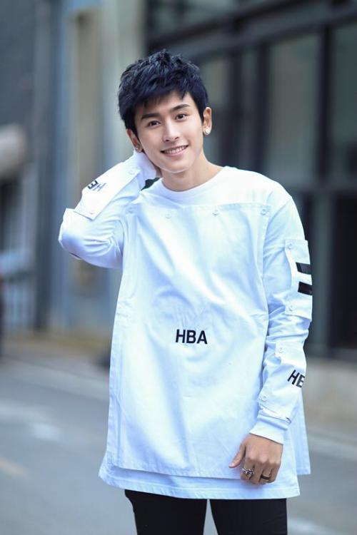 鹿晗|鹿晗：这是我18岁，杨洋：这是我18岁，龚俊：那我走