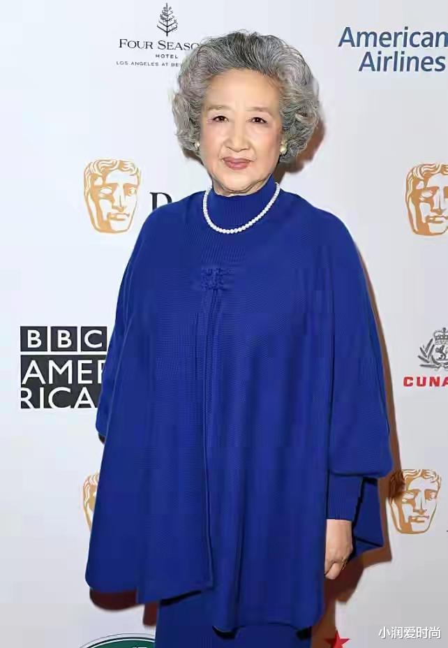 小润爱时尚 76岁胖奶奶有白发也时髦，穿红裙蓝旗袍娟秀脱俗，妈妈们照穿典雅