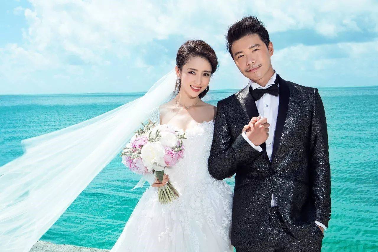 佟丽娅|佟丽娅离婚后首现身！背万元奢侈包心情好，化精致浓妆气场全开