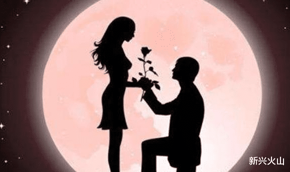 男子持鲜花向女技师求爱，被拒后竟下跪自扇耳光，网友：太没骨气
