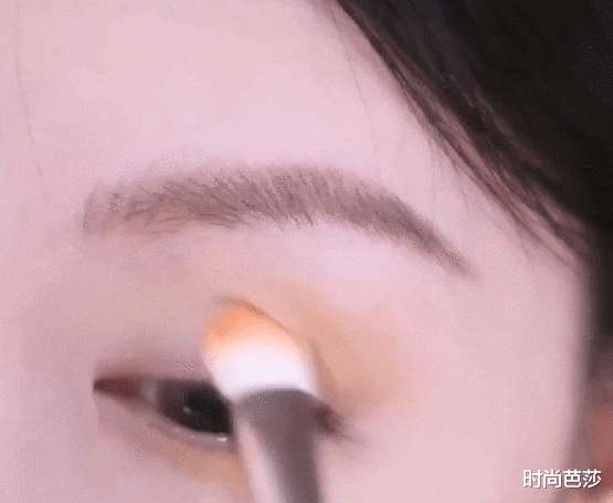 腮红|一个回眸就炸上了热搜，她凭什么？