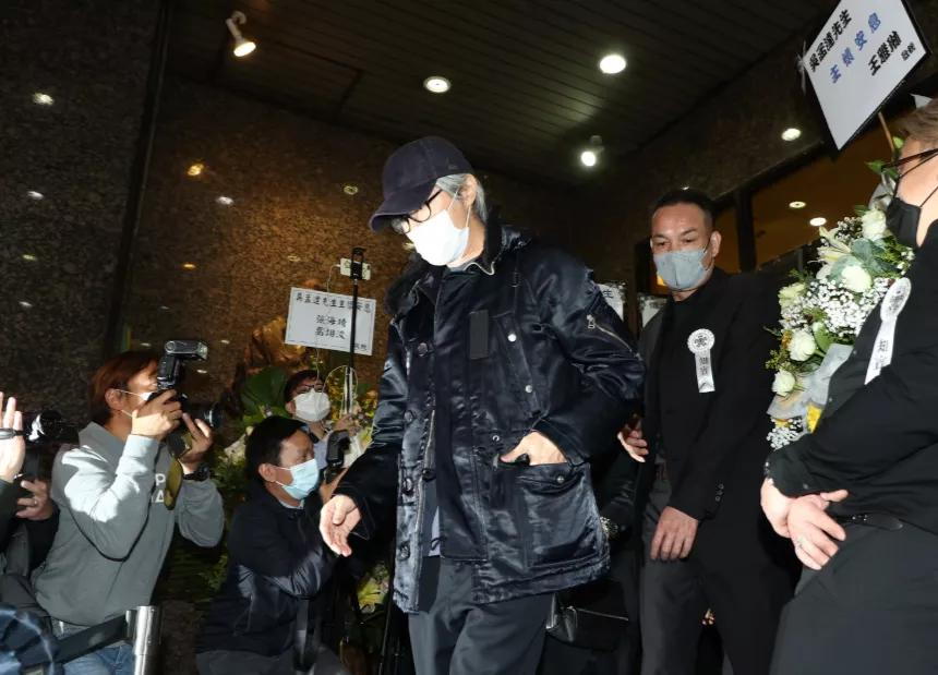 吴孟达|吴孟达设灵日感人细节：星爷提前到达，屏幕播放作品，花牌送不停