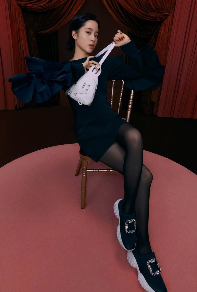 欧阳娜娜|傻白甜只是保护色，欧阳娜娜走成熟风也没让人失望，还穿了黑长袜