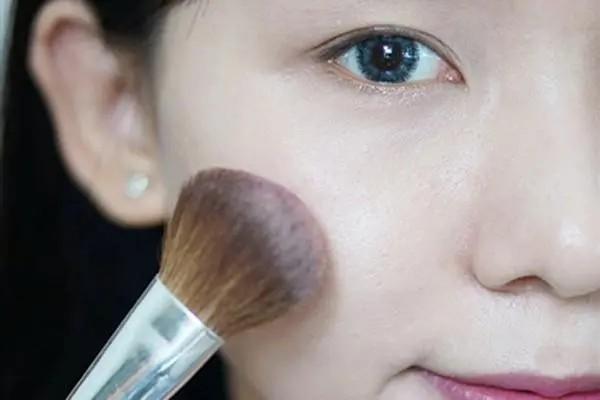 淡妆 提醒女生:即便再忙也要画“淡妆”,简单“四步骤”简单且精致