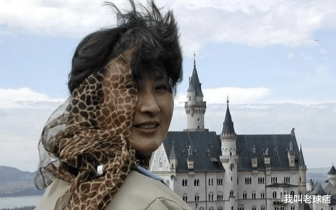 湖人队|前女排4连冠队长现状：退役后定居国外，与郎平过着不一样的生活