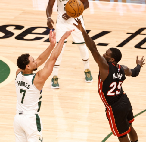 雄鹿队|两战仅3分！塔克却成雄鹿大腿，防到巴特勒32中8，防守杜兰特也得靠他！