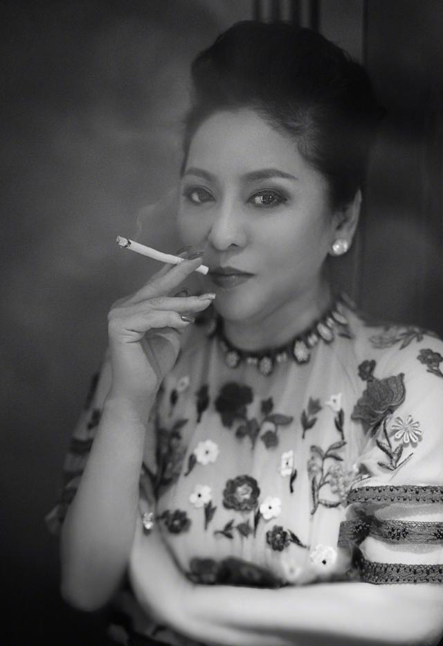 修图|向太抱孙女画面曝光，Cora四肢肉乎奶奶满脸慈爱，祖孙二人好富态