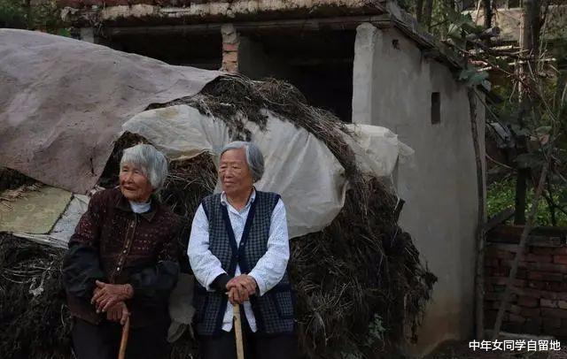 中年女同学自留地 72岁婆婆的尴尬：“每个月6千退休金，生活质量不如农村老太太”