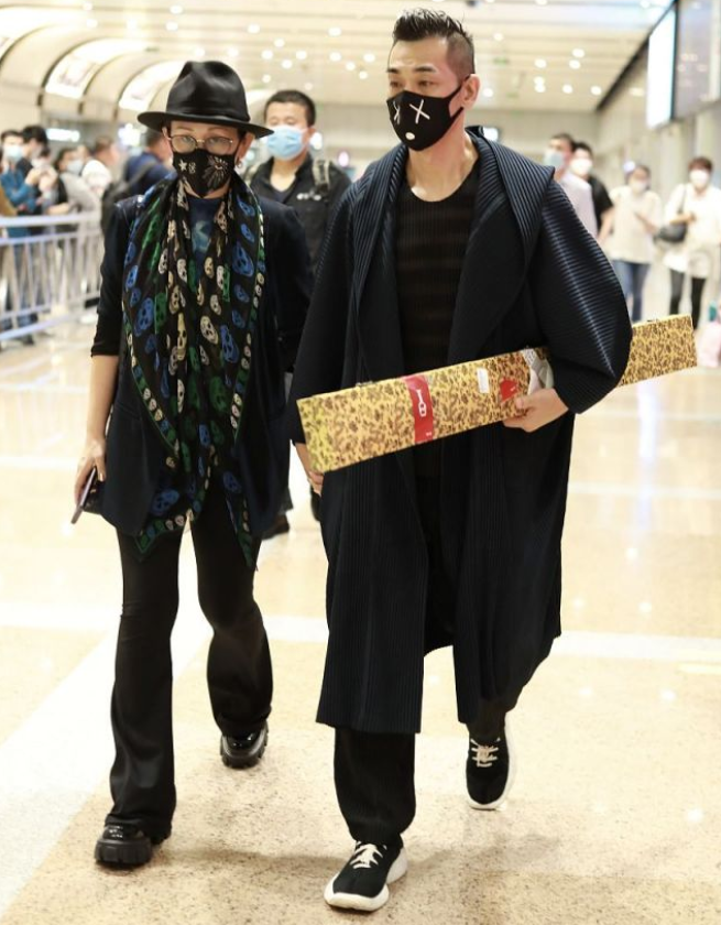 赵文卓|赵文卓夫妇走机场，赵文卓打扮时髦不输小鲜肉，小8岁妻子露老态