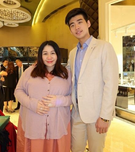 何超盈|何超盈产后两年胖若两人，出动五人团队带女儿逛街，尽显豪门排场