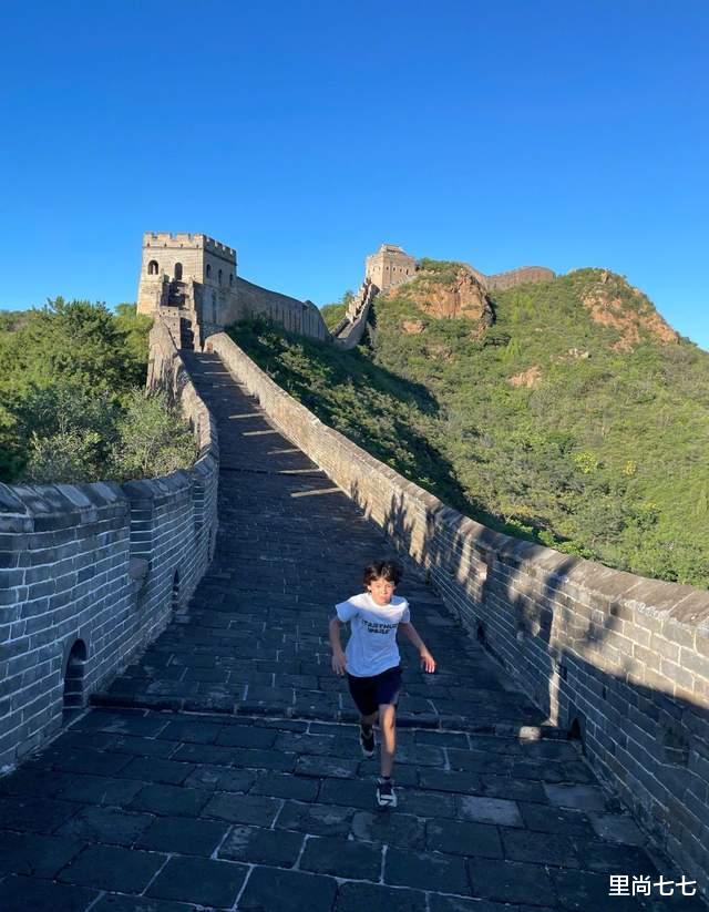 里尚七七|吕燕一家五口游长城，法国老公和混血儿子真帅，家人撞脸邓文迪