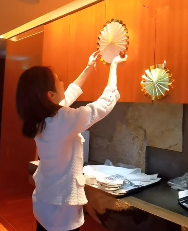 方脸妹说时尚 黎姿为女儿庆生真细腻！穿香风外套配长靴，提灯笼折信纸母爱溢出