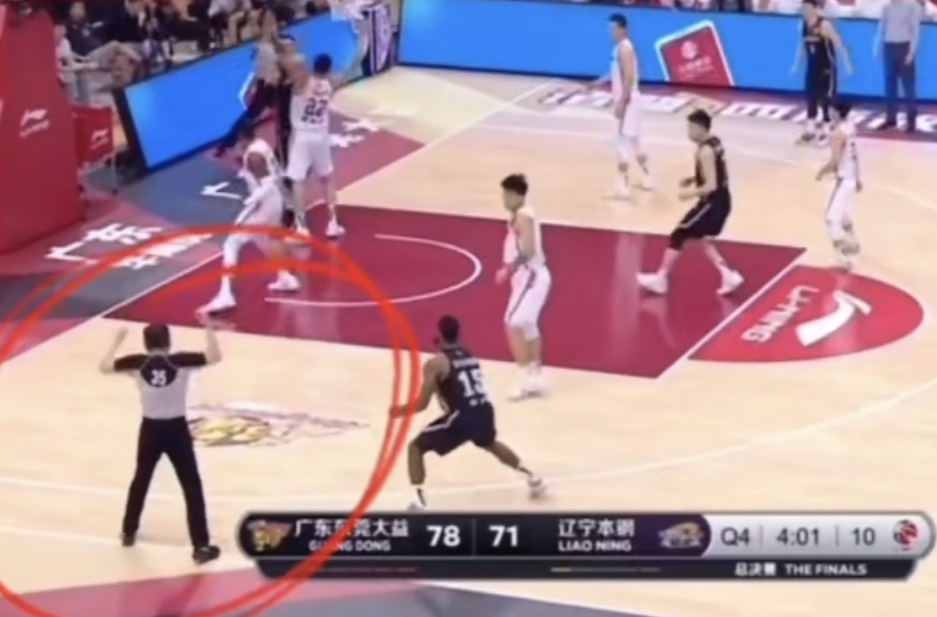 辽宁男篮|裁判又偏袒辽宁？因这3个镜头，批裁判冤枉辽宁，你就真不懂球了