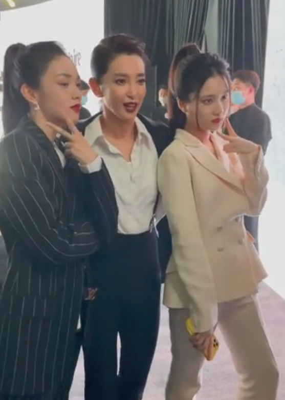 张慧雯|演技再出彩，都不如“会来事儿”，一次合照让周也显出“原形”