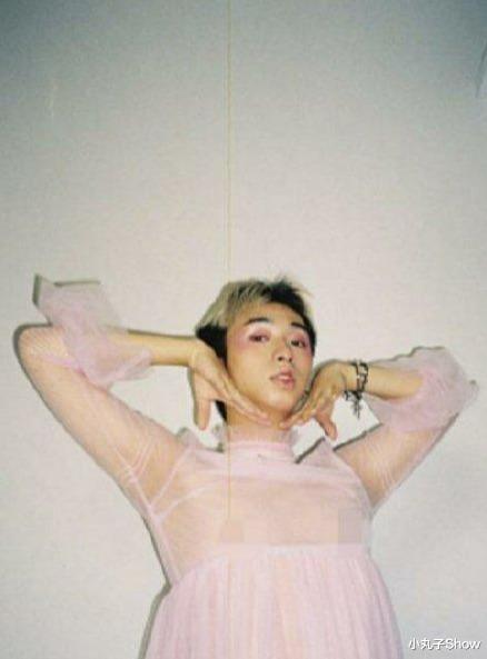 伊能静|伊能静庾澄庆儿子又出雷人造型，高跟鞋秀大长腿，比女伴还娇媚